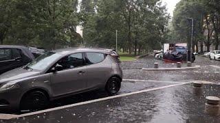 Le impressionanti immagini del nubifragio a Milano chicchi di grandine grossi quasi quanto un palmo