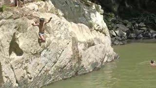Aksi Berani Anak-anak Mandi di Sungai Lompat Dari Tebing Batu