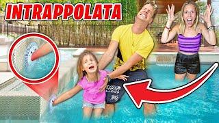 AURORA SI INTRAPPOLA LA MANO IN PISCINA SI FA MALE E PAPÀ MIKE SI PRENDE CURA DI LEI E LA SALVA