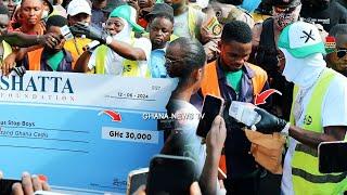 Shatta Wale donates a hooping ¢30000 to  Buzstopboys in Alajo to motivate them to clean Accra