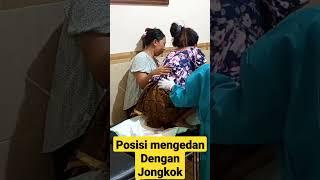 posisi jongkok saat mengedan