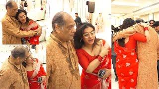 Kajol Devgan & Her Uncle Deb Mukherjis Unbelievable Closeness & SH0KING Behaviour Sen At Kali Puja