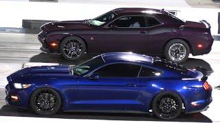 Mustang GT vs Dodge Challenger - muscle cars drag racing