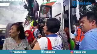 Warga diangkut truk polisi TNI dan bus karena angkot di Malang mogok