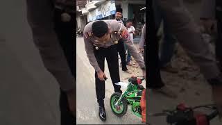 ANAK KECIL MAKAI MOTOR KECIL GONCENG3 MEMBUAT POLISI SUSAH DIRAZIA terbaru2020