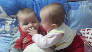 ikiz bebeklerin emzik kavgasi savasi komik bebek videosu