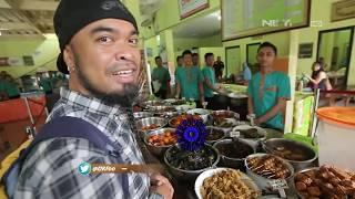 Makan Nasi Jamblang Ibu Nur Sambil Buka Kitab Ngunyiaahh